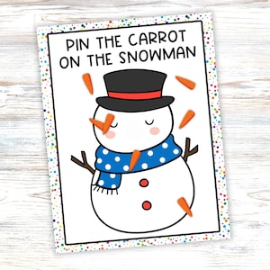 Könnte beinhalten: Eine weiße Karte mit dem Text "PIN THE CARROT ON THE SNOWMAN" zeigt eine Schneemann-Illustration mit schwarzem Hut, blauem Schal und Karottennase. Orangefarbene Karotten-Ausschnitte sind um den Schneemann herum verstreut.