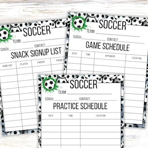 Puede incluir: Tres hojas impresas de organización de fútbol con un borde de patrón de balones de fútbol en blanco y negro y detalles de salpicaduras de pintura verde. Los formularios incluyen encabezados para Snack Signup List, Game Schedule y Practice Schedule.