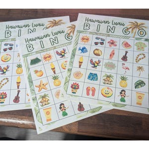 Peut inclure: Trois cartes de jeu rectangulaires en papier intitulées Hawaiian Luau Bingo. Chaque carte présente une grille avec des illustrations colorées d'éléments tropicaux comme des ananas, des palmiers, des danseurs de hula, des lunettes et des planches.