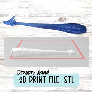 Può includere: Una bacchetta a forma di drago stampata in 3D di colore blu con un motivo a scaglie testurizzato e una testa di drago sulla punta. Sotto, un rendering digitale mostra il modello bianco della bacchetta in una cornice rettangolare rossa. Testo: Dragon Wand 3D PRINT FILE .STL.