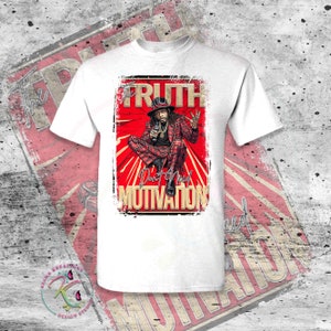 Puede incluir: Camiseta blanca con un gráfico de un hombre con un traje a cuadros rojo, sosteniendo un micrófono. El gráfico incluye las palabras "The Truth" y "Don't Need Motivation" en una fuente desgastada.