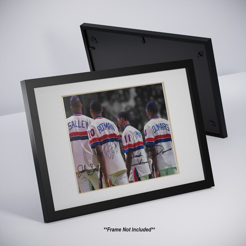 Op de afbeelding: Zwart-witfoto van vier basketballers in uniform. De spelers dragen shirts met de namen "Salley", "Rodman", "Dumars" en "Thomas" op de rug. De foto is ingelijst in een zwart frame.