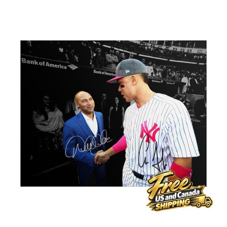 Puede incluir: Una fotograf&iacute;a que muestra a una persona con traje azul estrechando la mano de una persona con una camiseta de b&eacute;isbol a rayas blancas con un logotipo rosa y mu&ntilde;equeras rosas. Ambas personas tienen firmas en la imagen. El fondo muestra un estadio.