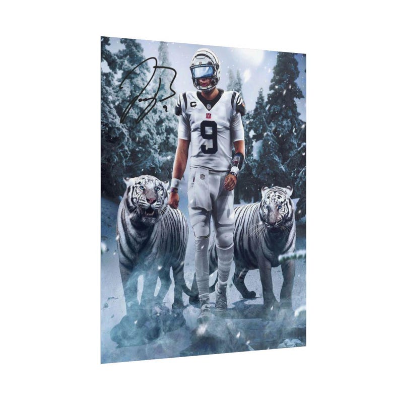 Pode incluir: Um cartaz vertical apresentando um jogador de futebol americano com uniforme branco e o n&uacute;mero 9, em p&eacute; entre dois tigres brancos numa floresta nevada. O jogador usa um capacete e uma assinatura a tinta preta est&aacute; no canto superior esquerdo.