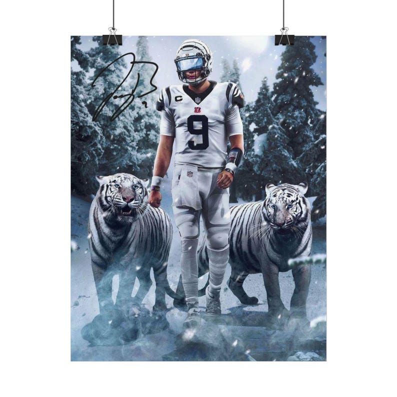 Pode incluir: Um cartaz vertical apresentando um jogador de futebol americano com uma camisa branca com o n&uacute;mero 9, usando capacete e viseira, em p&eacute; entre dois tigres brancos numa floresta nevada. Uma assinatura a tinta preta &eacute; vis&iacute;vel no canto superior.