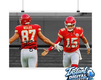 Puede incluir: Una fotografía deportiva que muestra a dos jugadores de fútbol americano con camisetas rojas con los números blancos 87 y 15, y pantalones blancos. Los jugadores chocan las manos en un campo. El texto Instant Digital Downloads es visible.
