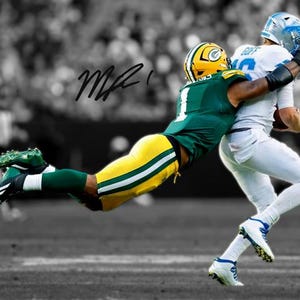 Può includere: Un'istantanea di un'azione di una partita di football americano. Un giocatore in uniforme verde e gialla affronta un giocatore in uniforme bianca e blu. Lo sfondo è in bianco e nero, con i giocatori a colori.