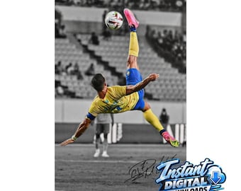 Puede incluir: Un futbolista con camiseta amarilla y pantalón corto azul realiza una chilena en el aire, golpeando un balón de fútbol. El jugador lleva calcetines amarillos y botas rosas brillantes. El fondo es un estadio borroso en blanco y negro.