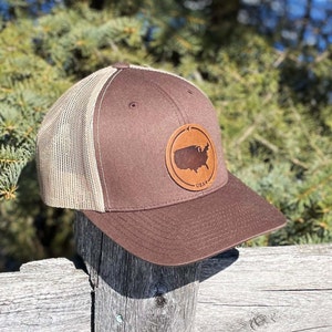 Casquette trucker en cuir avec écusson - Carte des Etats-Unis - 6 couleurs disponibles
