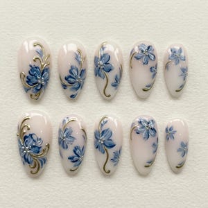 Unghie finte adesive, set corto da applicare con colla, blu porcellana con motivo floreale.