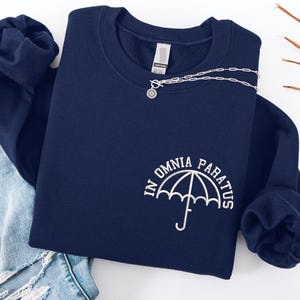 Felpa ricamata In Omnia Paratus Umbrella, Felpa Ready For All Things, Maglione invernale accogliente, Maglietta Life and Death Brigade