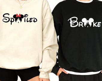 Felpa con orecchie da topo viziato e al verde, maglietta per famiglie del Regno Magico, maglietta per le vacanze a Fantasy Land 2026, maglietta marito e moglie, magliette per coppie innamorate