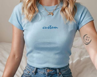 Camiseta de bebé con bordado personalizado, top corto bordado personalizado, camiseta estilo Y2K, camiseta sin mangas con tirantes y texto personalizado para mujer