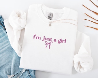 Ich bin nur ein Mädchen besticktes Sweatshirt, zierliches Schleifen Sweatshirt, Girly Rundhalsausschnitt, Girly Geschenke Pink, lustiger y2k Meme Pullover, Geschenkideen für Sie