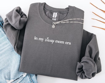 Magical Kingdom Mom Sweatshirt: Besticktes minimales Design - weicher Rundhalsausschnitt