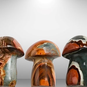 Può includere: Tre sculture decorative a forma di fungo realizzate in pietra lucidata con motivi a spirale di marrone, arancio, grigio e bianco.