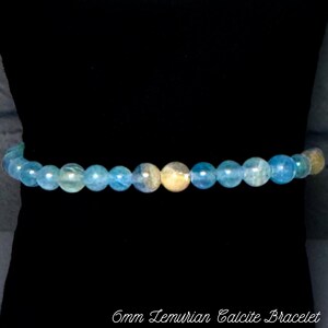 Puede incluir: Un brazalete de calcita lemuriana azul y blanco con cuentas de 6 mm.