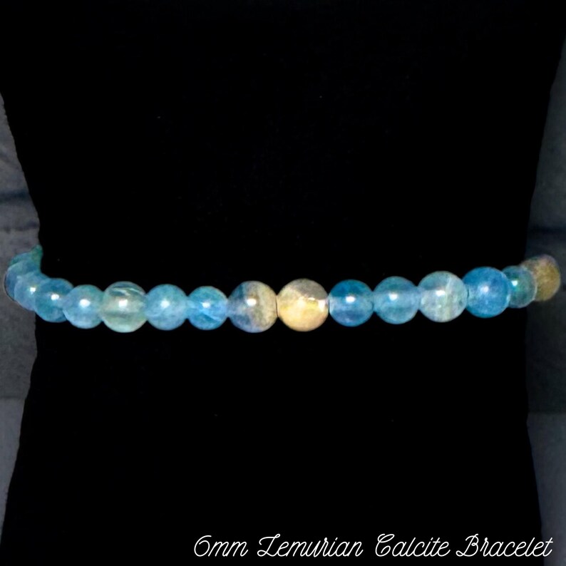 Puede incluir: Un brazalete de calcita lemuriana azul y blanco con cuentas de 6 mm.