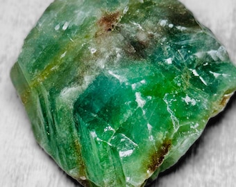 Trozo de calcita verde en bruto: cristales naturales en bruto