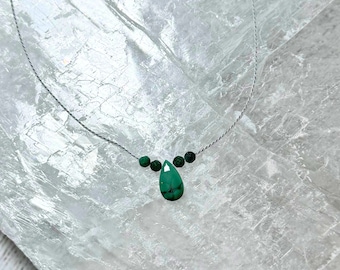 Elegante collar con colgante de malaquita: gargantilla de cordón de seda ajustable