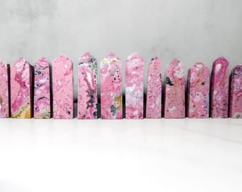 Torri di rodocrosite: punte di cristallo di rodocrosite rosa peruviana