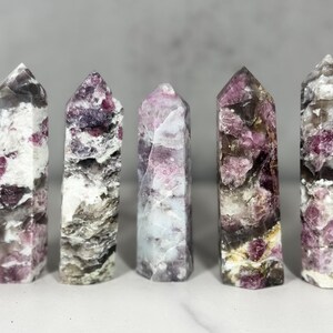Torri di tormalina rosa: rari punti di inclusione di quarzo fumé • Pietra del chakra galattico immagine 9