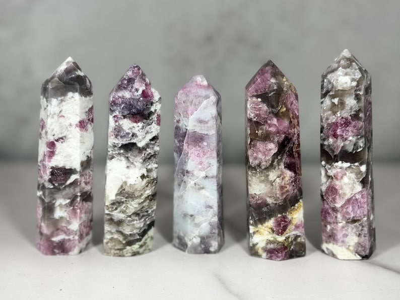 Torri di tormalina rosa: rari punti di inclusione di quarzo fumé • Pietra del chakra galattico immagine 9