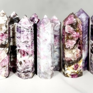 Torri di tormalina rosa: rari punti di inclusione di quarzo fumé • Pietra del chakra galattico immagine 8
