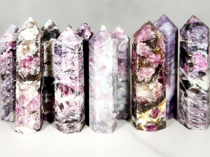 Torri di tormalina rosa: rari punti di inclusione di quarzo fumé • Pietra del chakra galattico immagine 8