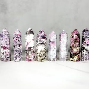 Torri di tormalina rosa: rari punti di inclusione di quarzo fumé • Pietra del chakra galattico immagine 6