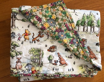 Couverture matelassée Winnie l'ourson et ses amis. Couverture pour bébé ourson pique-nique dans les bois, couverture pour bébé au look rétro