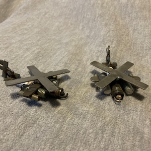 Peut inclure: Deux petites sculptures métalliques d'hélicoptères réalisées à partir de matériaux recyclés. Les hélicoptères sont fabriqués à partir de vis, d'écrous et d'autres pièces métalliques. Les sculptures sont une façon unique et créative de réutiliser les déchets métalliques.