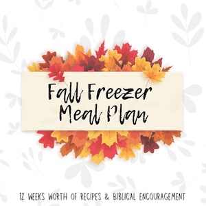 Puede incluir: Fondo blanco con un patrón de hojas decorativas. El foco central es una pancarta rectangular beige con el texto "Fall Freezer Meal Plan" en negro. La pancarta está rodeada de coloridas hojas de otoño. Debajo de la pancarta, el texto dice "12 semanas de recetas y ánimo bíblico."