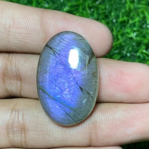 Labradorita roxa vívida - perfeita para criar joias deslumbrantes. Cabochão oval de labradorita de 22 x 33 mm, ideal para fazer joias de colar.