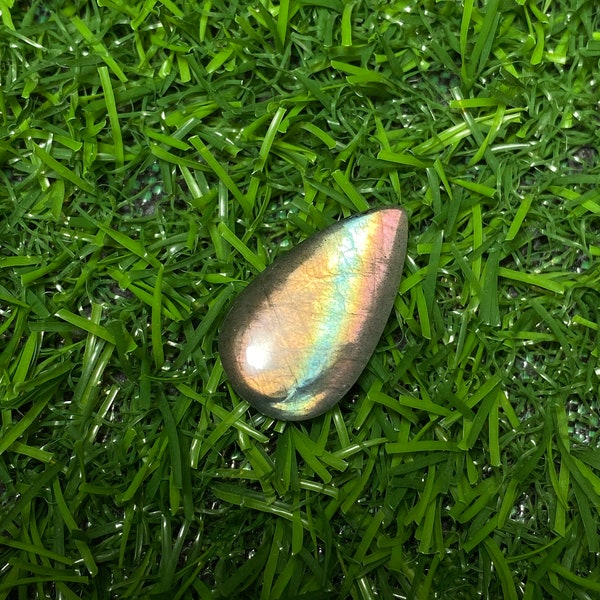 Magnifique ~ Taille unique du cabochon de labradorite flashy - 14,50 x 26 x 4,50 mm. Pierres précieuses en vrac polies et lisses en forme de poire pour la fabrication de tous les bijoux.