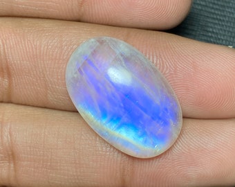 Un cabochon bleu clair et blanc avec pierre de lune arc-en-ciel - 17 x 26 x 7 mm. Pierres précieuses de forme ovale fabriquées à la main, idéales pour la fabrication de bijoux.