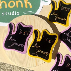 Pegatina "Ámate a ti mismo" / Pegatina impermeable / Gato negro / Arte de amor propio / Pegatina feliz / Diseño hecho a mano / Rosa amarillo / lilchonkstudio