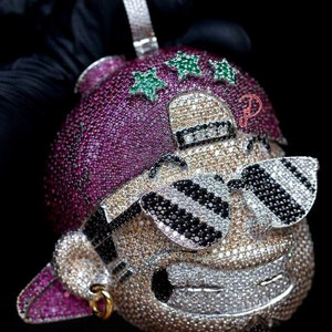 Joyería con logotipo de moissanita de 78 quilates y cara de personaje personalizada, colgante de dibujos animados de hip hop verde y negro con diseño de cumpleaños personalizado para hombre.