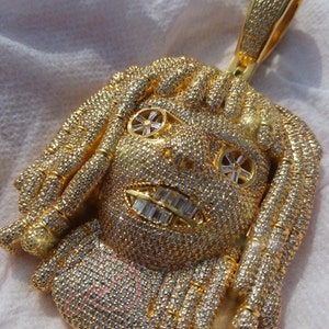 Colgante personalizado para hombre en plata 925 con moissanita blanca de 18 quilates, diamantes y oro amarillo con diseño baguette, ideal como regalo de cumpleaños de rapero y hip hop.