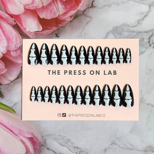 Uñas postizas de Halloween con diseño de hueso: uñas postizas de almendra negra