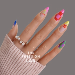 24 peças de unhas postiças coloridas com estampa xadrez, unhas postiças amendoadas, unhas postiças médias, cola para unhas, presente para ela, unhas kitsch fofas