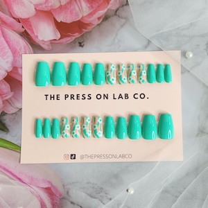 24pcs Green Coffin Press on Nails with Floral Flower Press-On Nail Medium Nail Press On St. Patrick's Press on nails Green Fake Nail Set