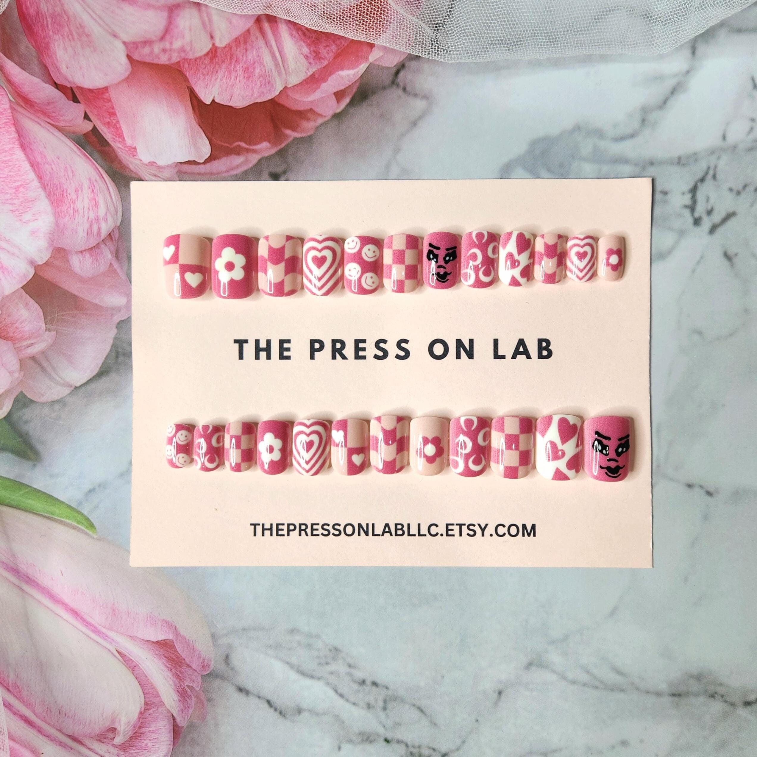 Uñas postizas cuadradas rosas: divertido diseño de tablero de ajedrez con flores y corazones