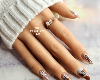 Uñas postizas navideñas de hombrecito de jengibre: uñas postizas con lazo navideño de almendra