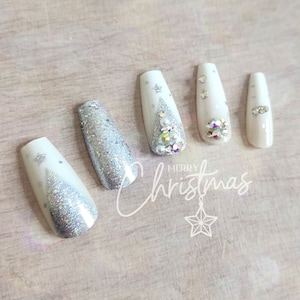 Uñas postizas con árbol de Navidad y purpurina plateada: uñas navideñas estilo ataúd