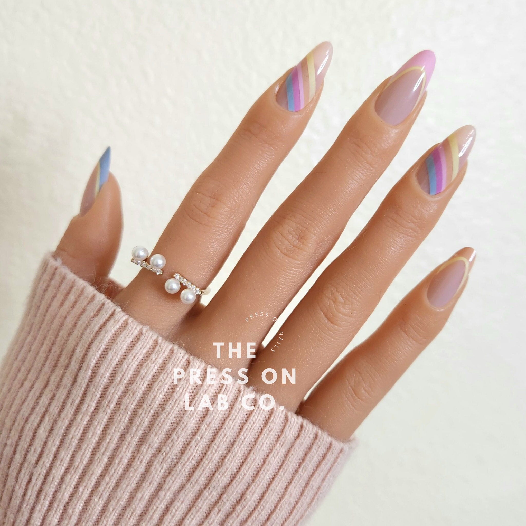 パステルフレンチアーモンドプレスオンネイル：カラフルなフェイク
