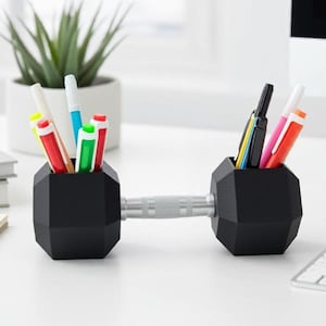 Portapenne personalizzato a forma di manubrio: organizer da scrivania per appassionati di fitness.