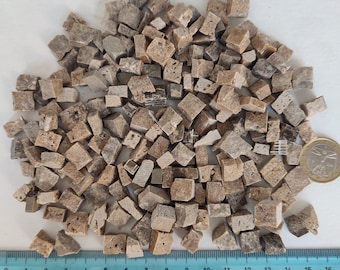 Braun: Marmormosaikfliesen, 200 g (7 oz) kleine weiße Naturmarmorfliesen, durchschnittliche Größe 1 cm x 0,5 cm, handgeschnitten.