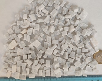 Weiß: Marmormosaikfliesen, 200 g (7 oz) kleine, natürliche weiße Marmorfliesen, durchschnittliche Größe 1 cm x 0,5 cm, handgeschnitten.