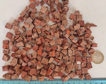 Rot: Marmormosaikfliesen, 200 g (7 oz) kleine naturweiße Marmorfliesen, durchschnittliche Größe 1 cm x 0,5 cm, handgeschnitten.